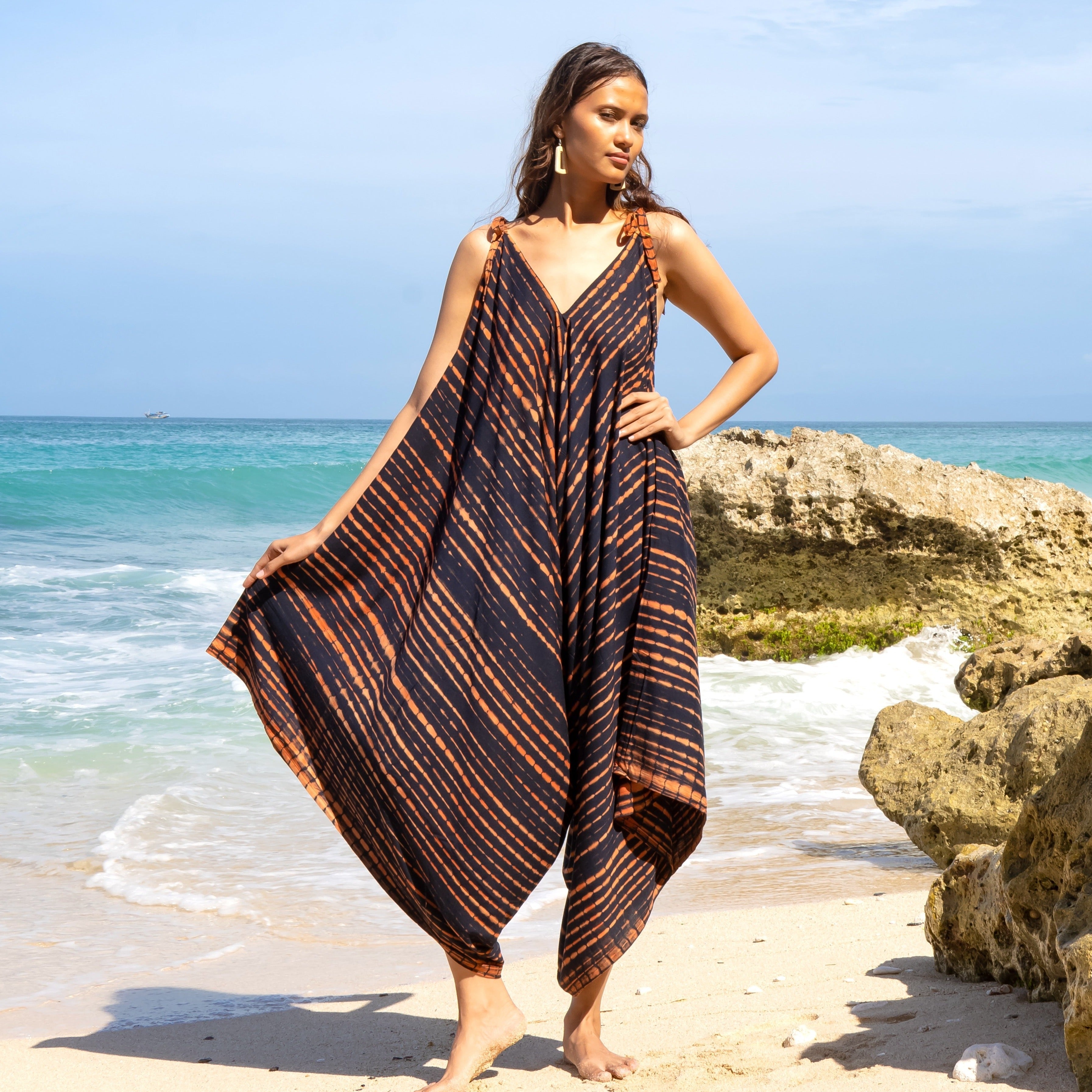 Combinaison courte tie-dye orange et noire