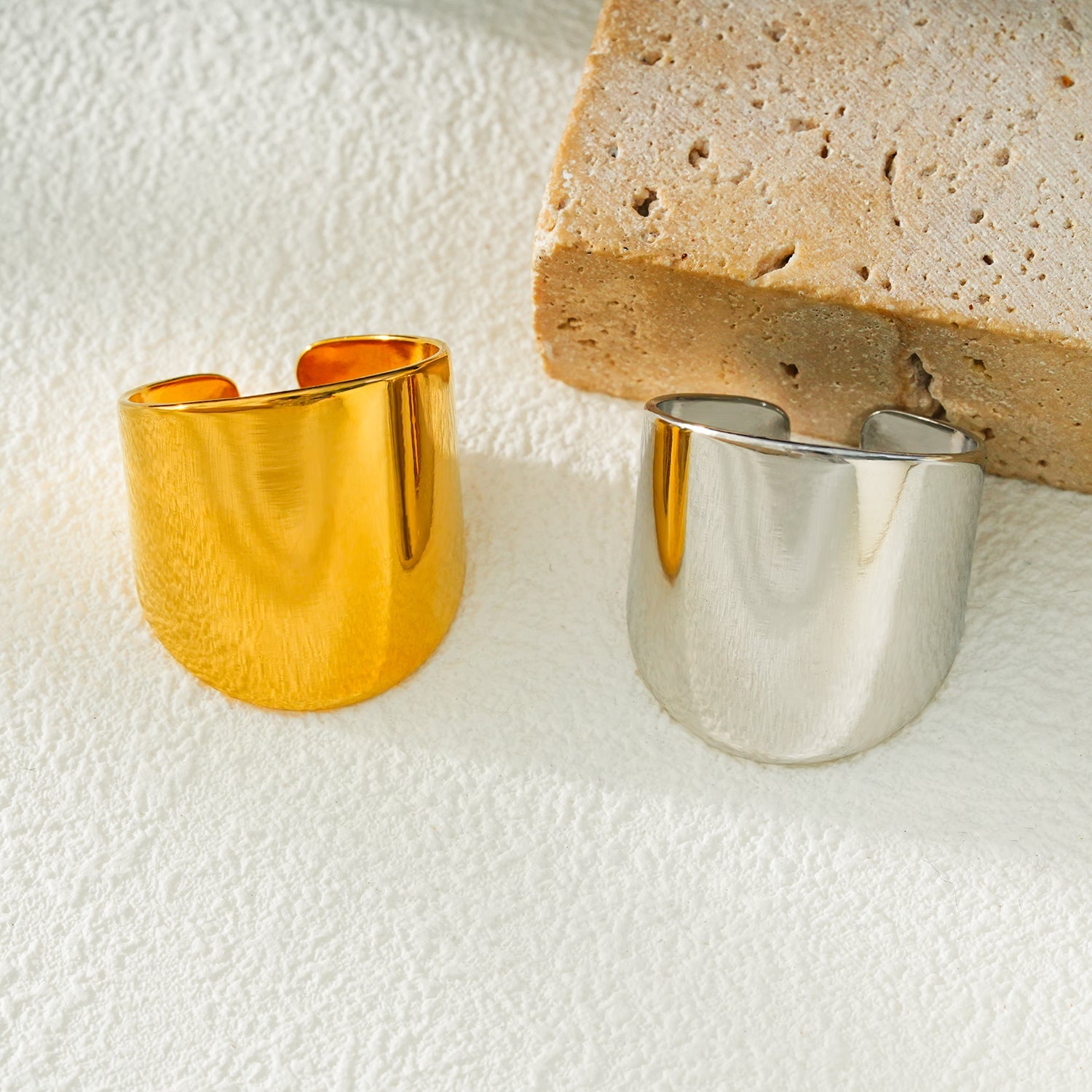 GOKOU : Bague moderniste en or à large bande allongée.