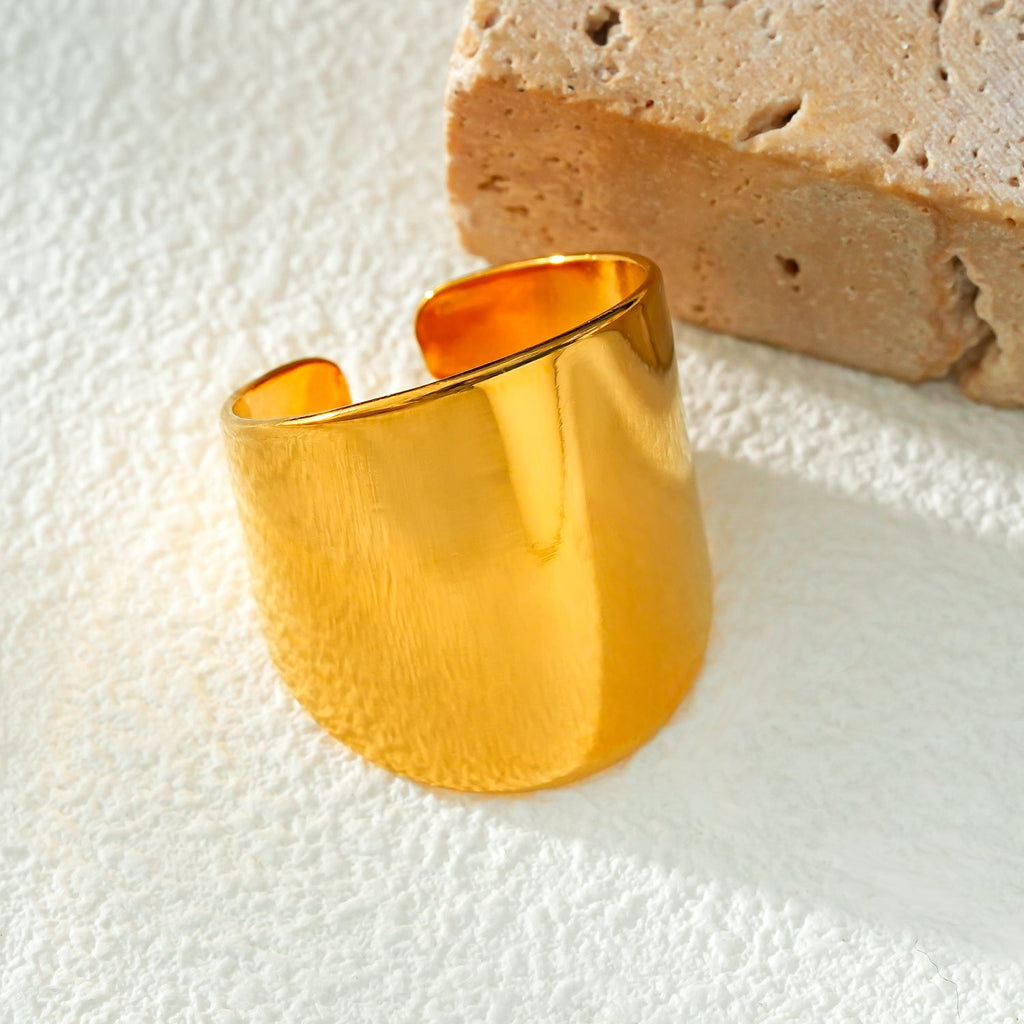 GOKOU : Bague moderniste en or à large bande allongée.