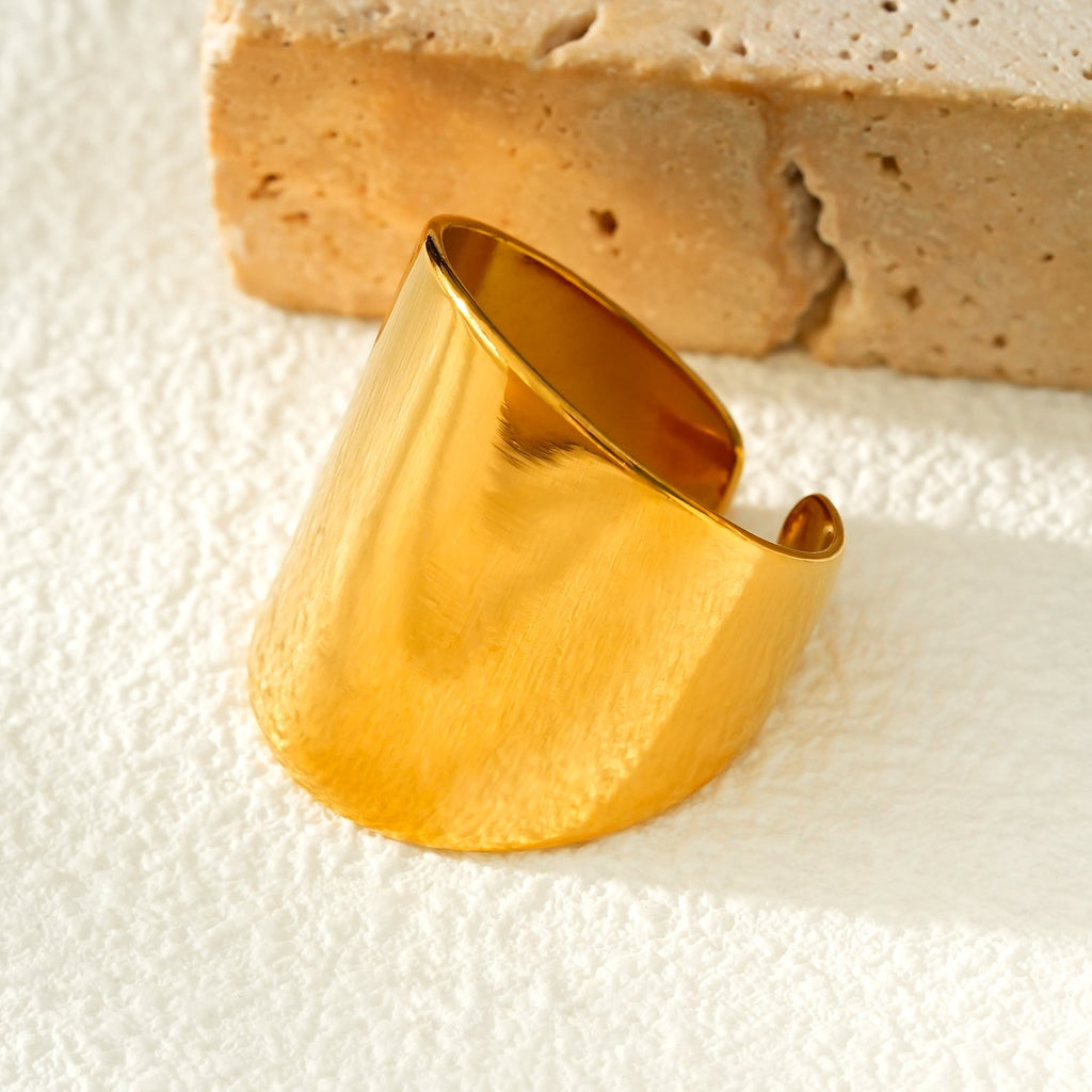 GOKOU : Bague moderniste en or à large bande allongée.