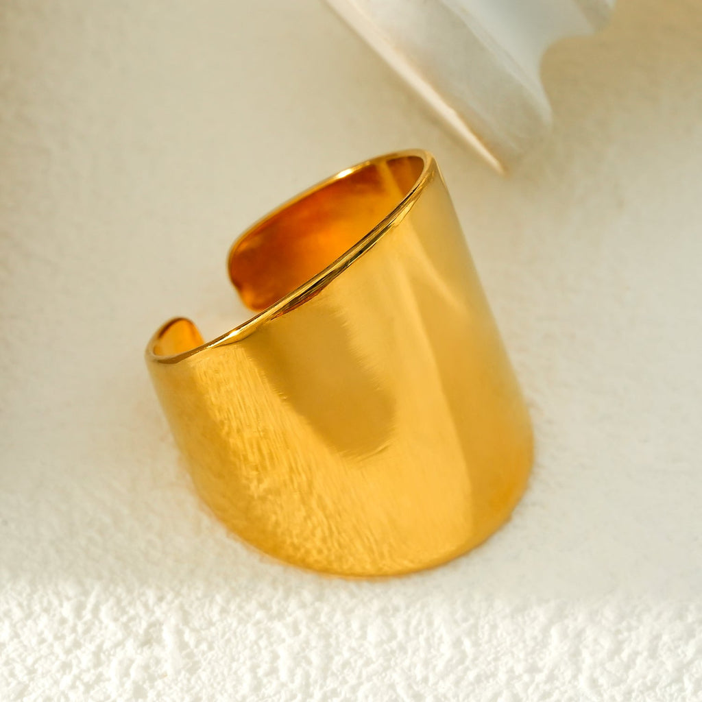 GOKOU : Bague moderniste en or à large bande allongée.