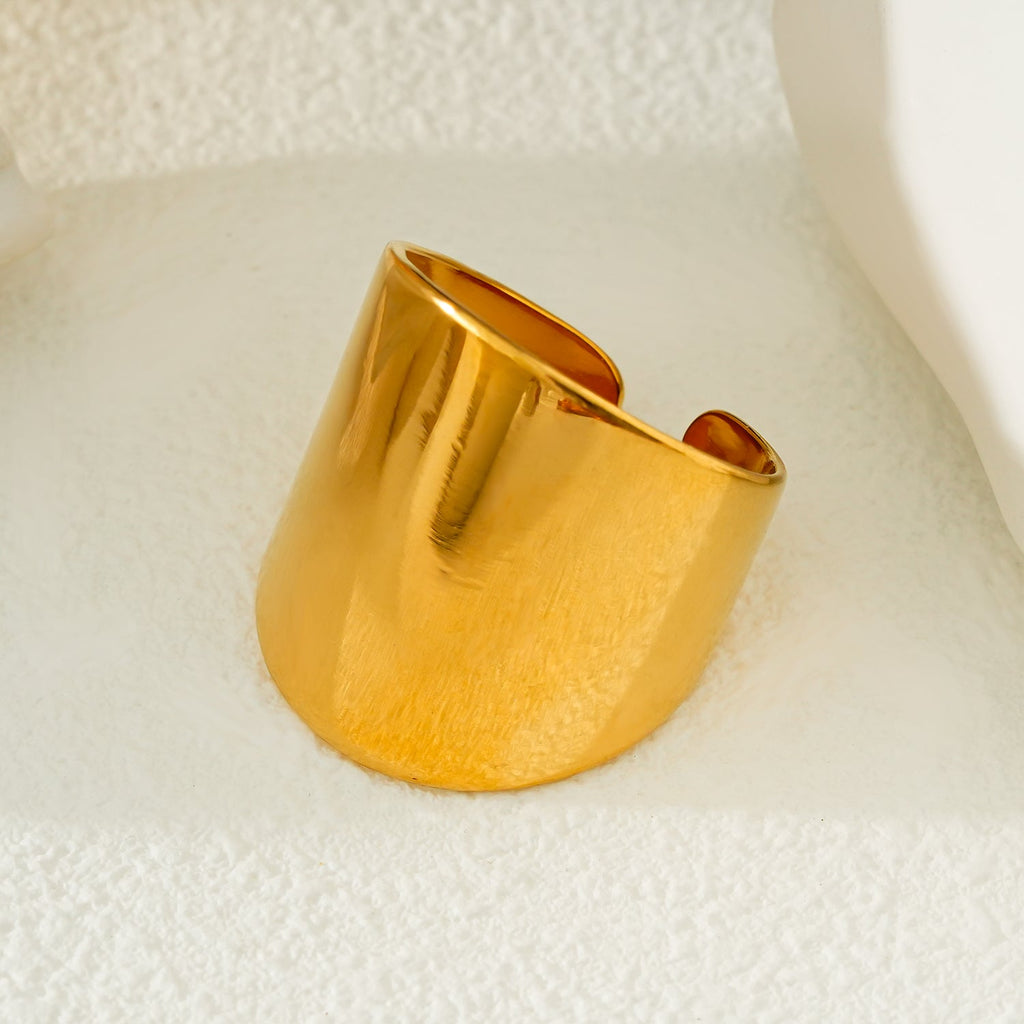 GOKOU : Bague moderniste en or à large bande allongée.