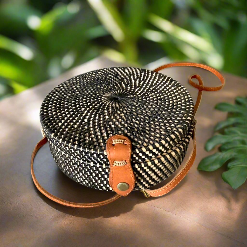 Sac rond en rotin – Noir et naturel