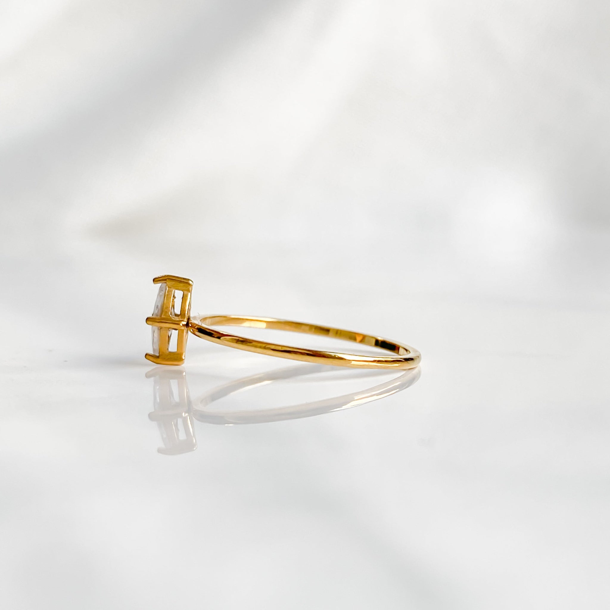 Venus gold solitaire ring 18K | VÉNUS