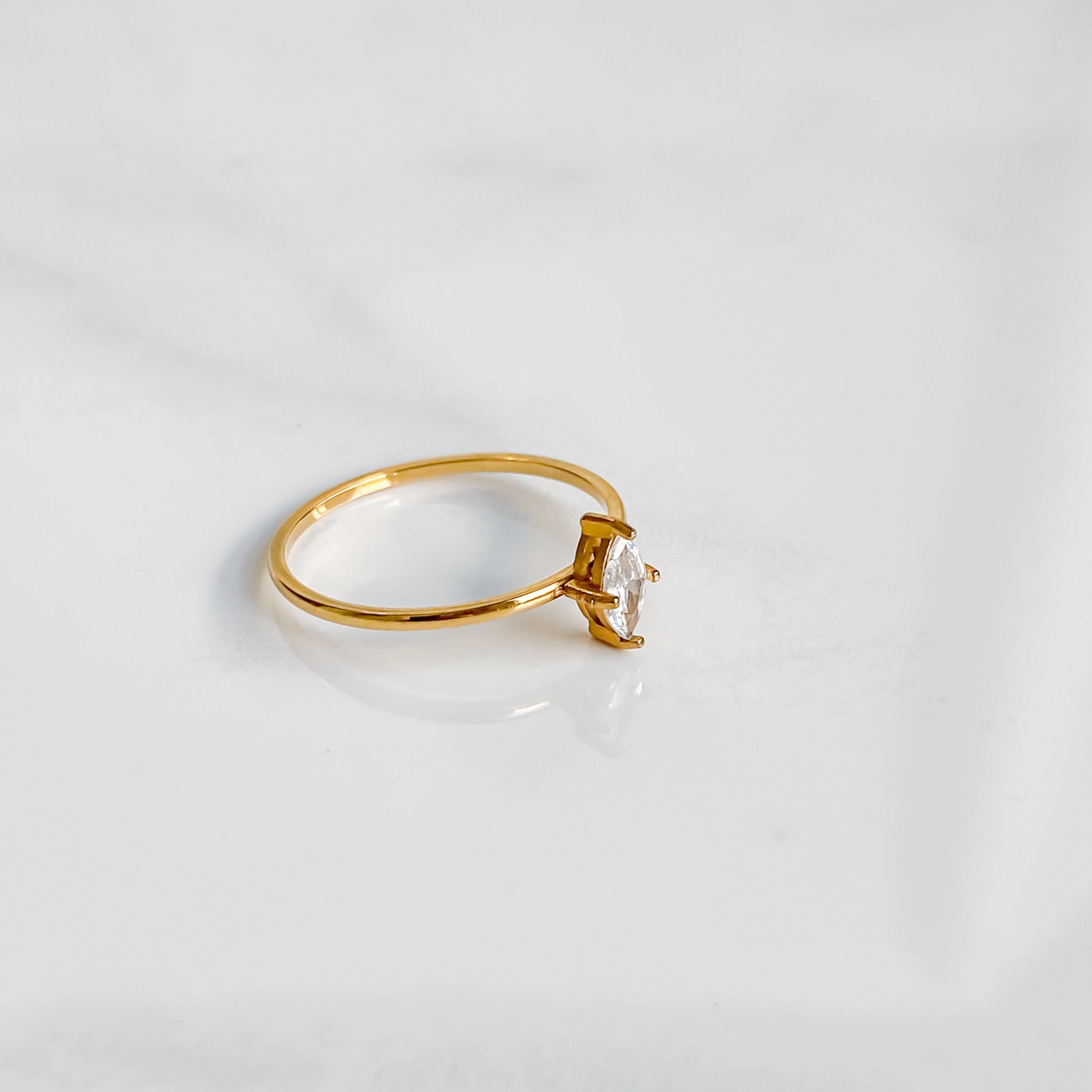 Venus gold solitaire ring 18K | VÉNUS