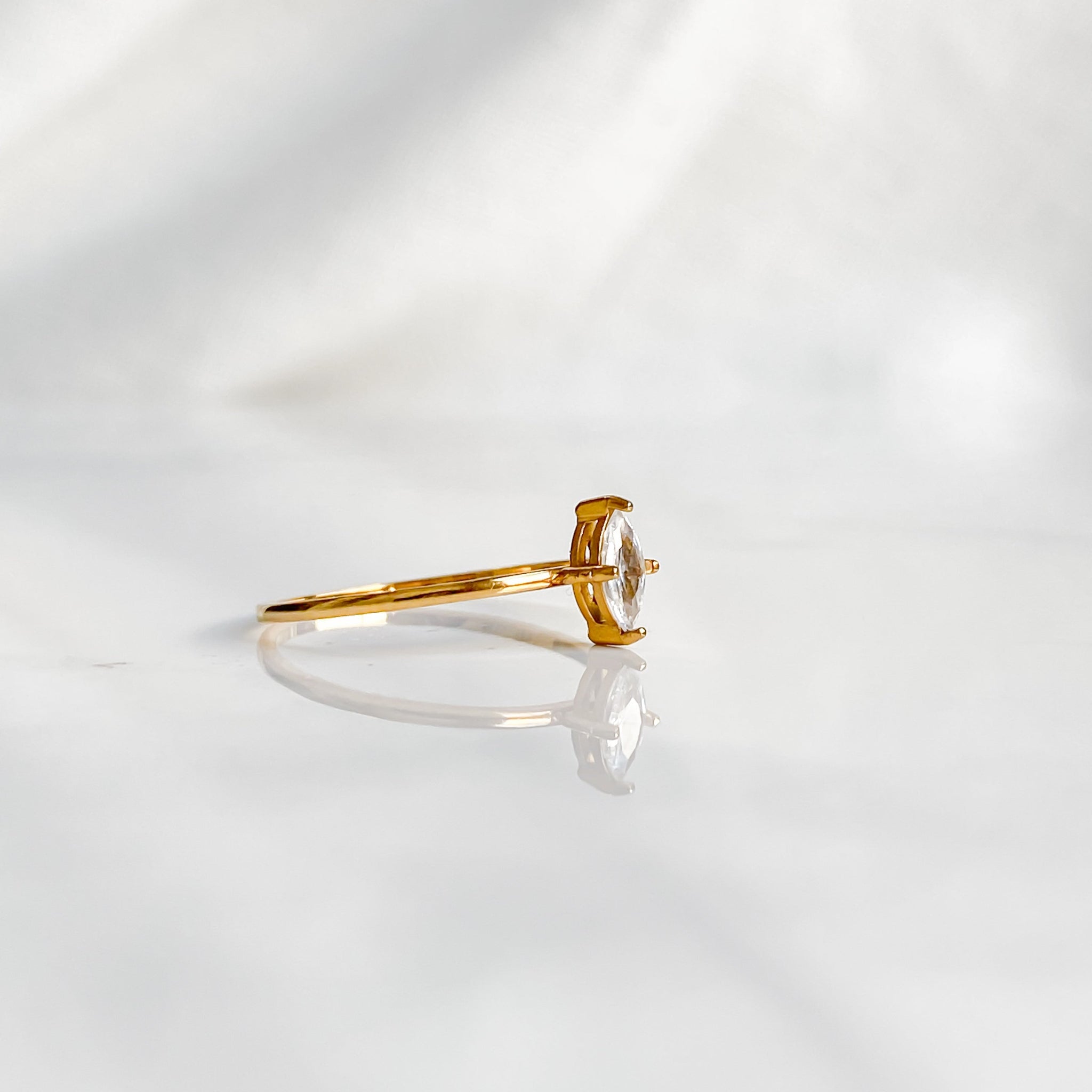 Venus gold solitaire ring 18K | VÉNUS